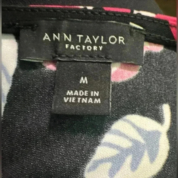 Ann Taylor Factory Black Floral Short Sleeve Blouse Woman's Size Medium - Picture 4 of 6